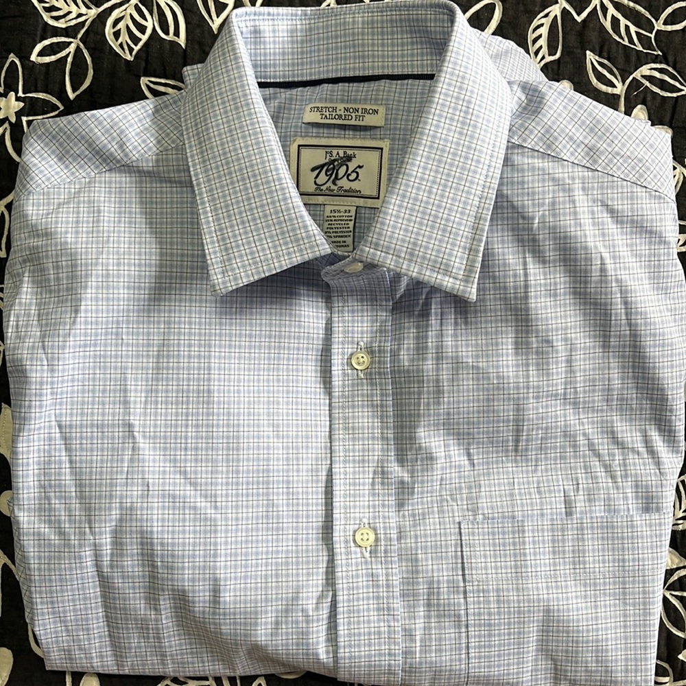 (406)NWOT Mens long sleeve dress shirt by Jos A Bank. Size 15 1/2-33. Light Blue